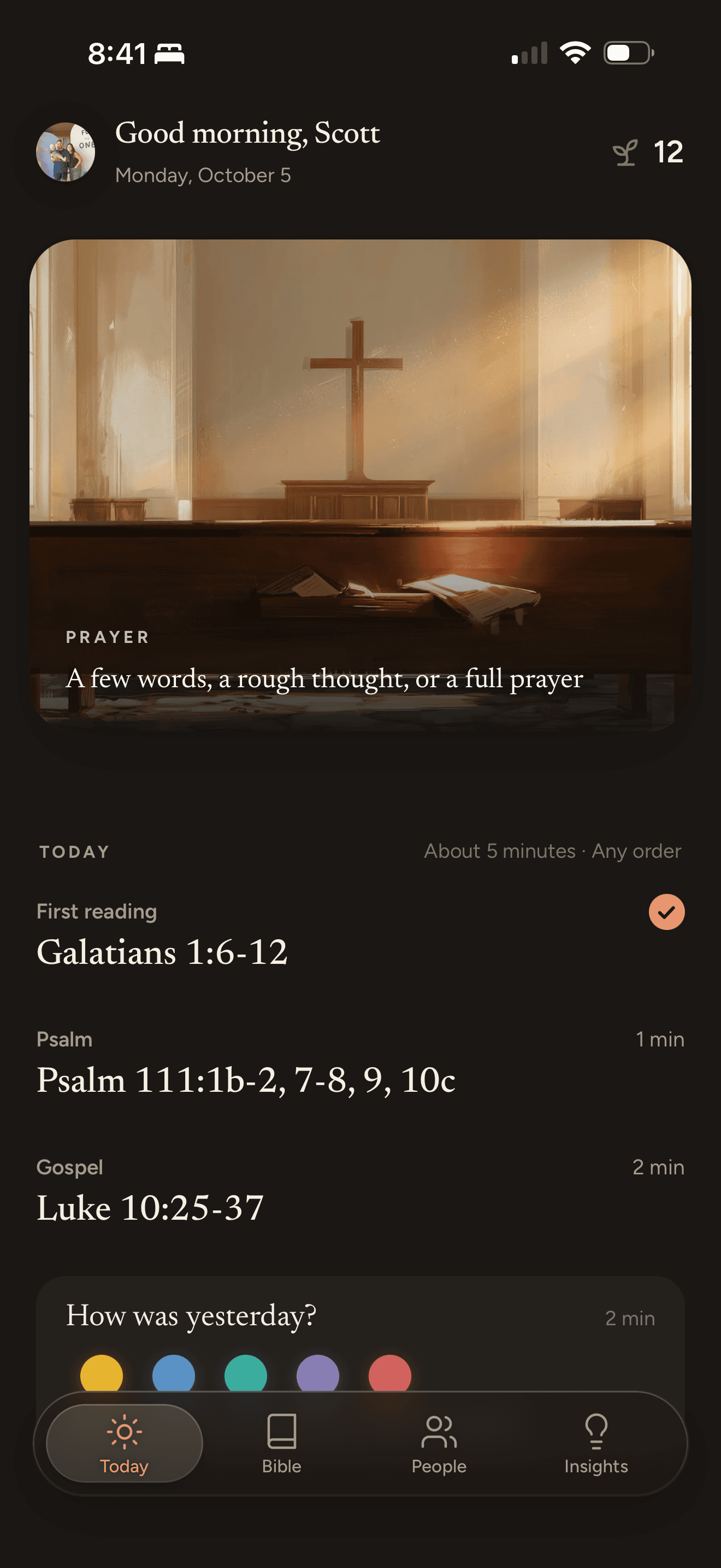Prava's home screen for the 17th Sunday in Ordinary Time: a verse card from Romans 8, this week's readings with completed checkmarks, and the Prayers and Creeds row.